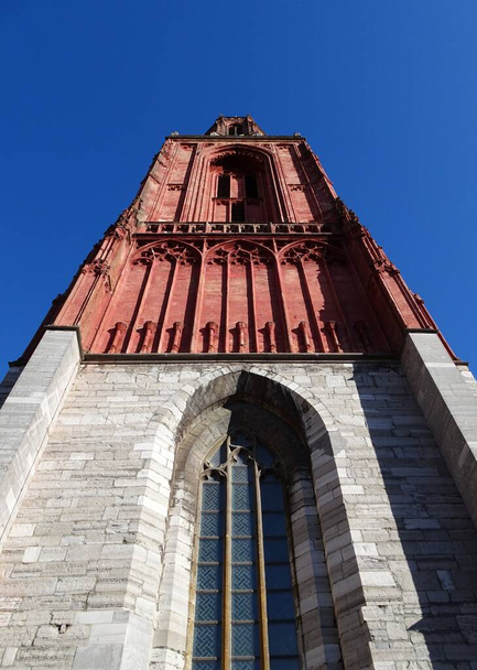  Rode toren van de Sint-Janskerk op het Vrijthof in Maastricht, Nederland. - Foto, Imagem