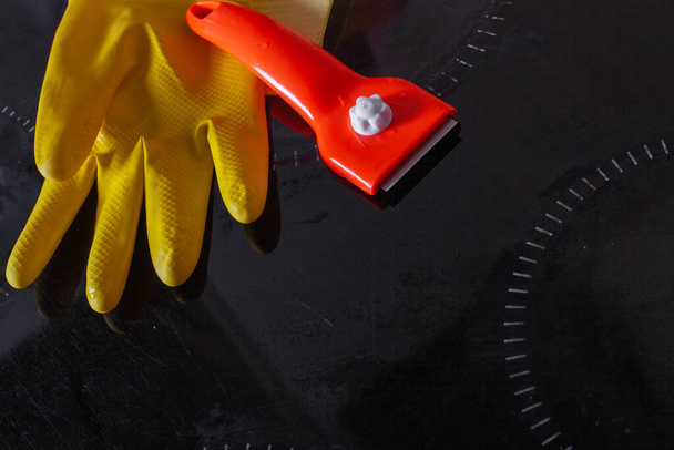 Scraper for cleaning glass ceramics and rubber glove for cleaning glass ceramic panel - Fotografie, Obrázek