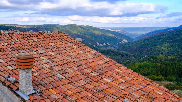 casa telhado e paisagem montanhosa, Basilicata, Itália - Foto, Imagem