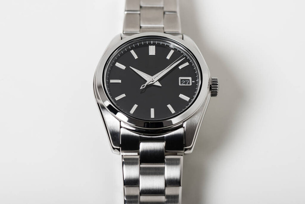 zbliżenie luksusowy automatyczny zegarek dla mężczyzn z czarną tarczą i bransoletką ze stali nierdzewnej. Oglądaj izolowane nad białym tle - Zdjęcie, obraz