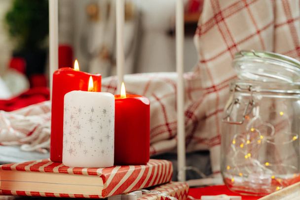 Red and white Christmas candles interior decoration - Fotoğraf, Görsel