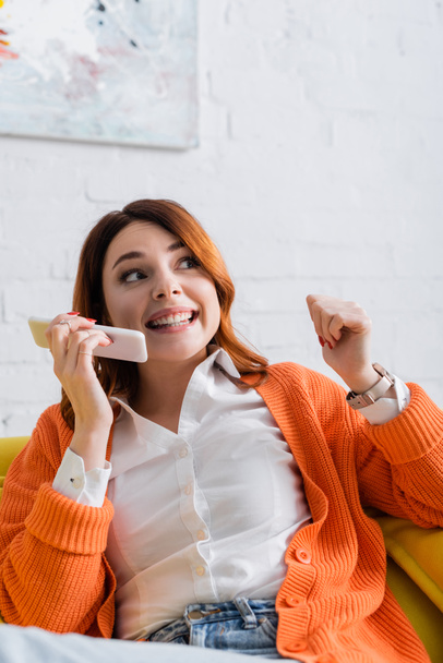 innoissaan nainen lähettää ääniviestin matkapuhelimeen, kun istuu kotona - Valokuva, kuva