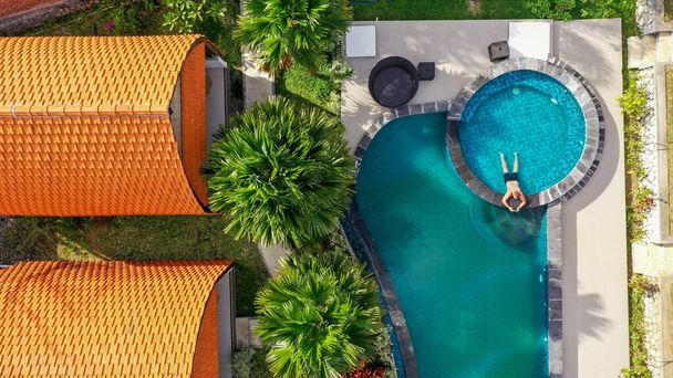 uitzicht op Resort met zwembad in Bali, Indonesië. - Foto, afbeelding