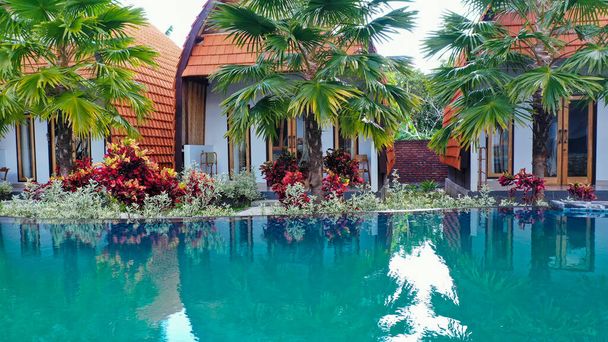 Retrato de piscina en el complejo tropical de Nusa Penida Bali. - Foto, imagen
