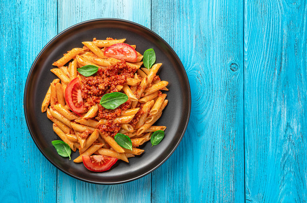 Penne pasta з болотяним соусом на сірому фоні. Італійська кухня. Сторона зору, зблизька. - Фото, зображення