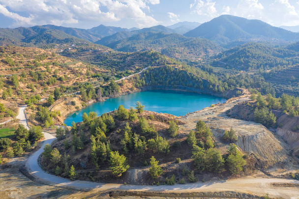 Озеро Меми в открытой яме заброшенной пиритной шахты в Ксилиатосе, Кипр. Экологическое восстановление и восстановление лесов старой горнодобывающей области - Фото, изображение
