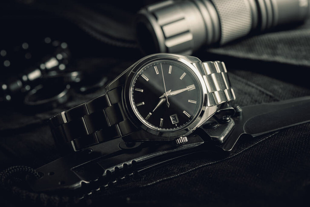 primer plano reloj de pulsera automático de lujo para hombres con esfera negra y pulsera de acero. - Foto, imagen