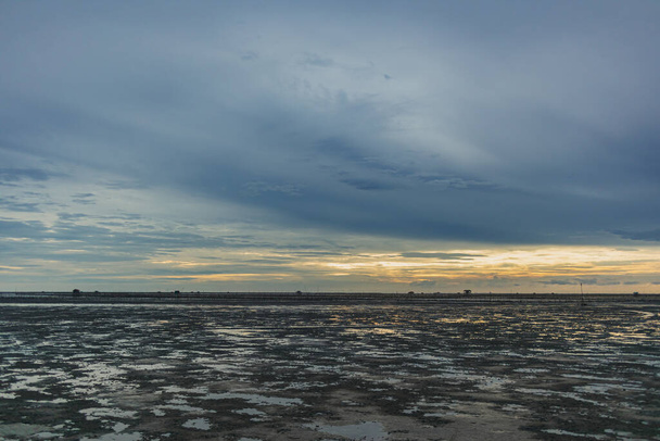 Low tide showing area of mud sea in the evening. - Zdjęcie, obraz