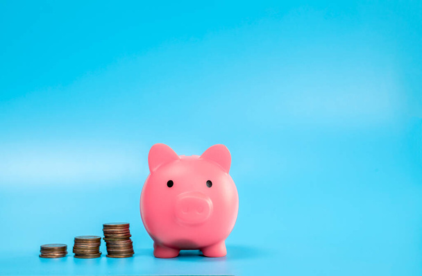 Pink Piggy Bank con pila de monedas, concepto de crecimiento y ahorro, Negocio y financiero con espacio de copia. espacio para texto - Foto, imagen