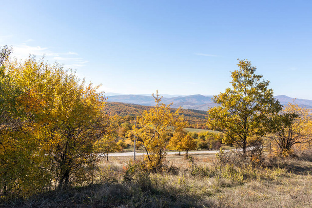 Осінній пейзаж Черна Гура (Чорногорія −) гора, Pernik область, Болгарія - Фото, зображення
