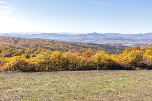 Осенний пейзаж горы Черна Гора (Монте-Негро), регион Перник, Болгария
 - Фото, изображение