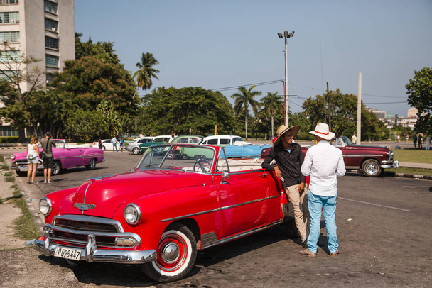 Classic retro vintage car in Cuba - Foto, Imagen