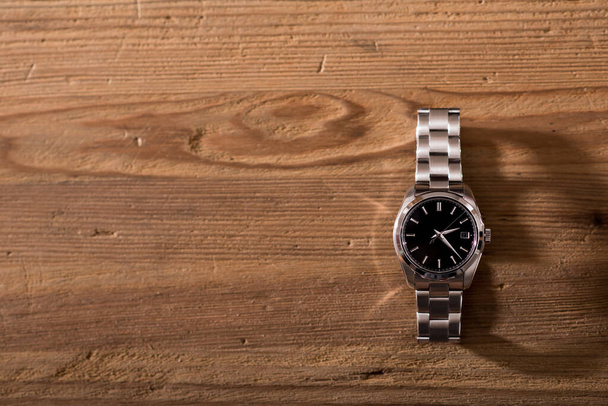 крупним планом розкішний автоматичний наручний годинник з чорним циферблатом і браслетом з нержавіючої сталі
. - Фото, зображення