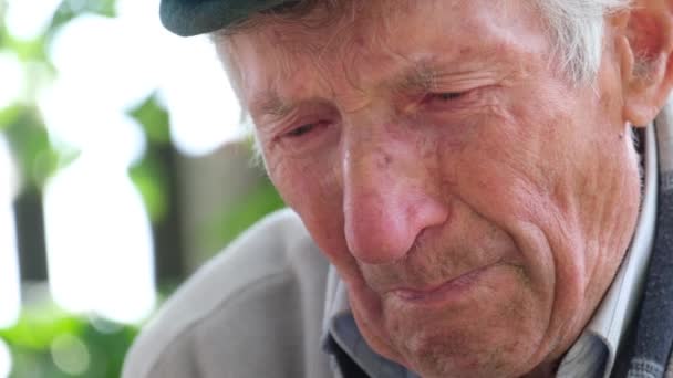 Пенсионер плачет, скучает по своей семье. Старый дед одинок и подавлен.. - Кадры, видео