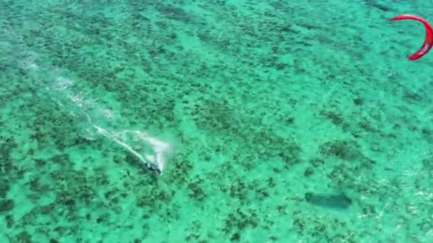 Uçurtma Le Morne, Mauritius. İnsansız hava aracı uçurtma sörfçüsünün önünde geriye doğru uçuyor. Uçurtma sörfçüsü kristal berrak suda sörf yapıyor, mükemmel dalgalar. Hava görünümü - Video, Çekim