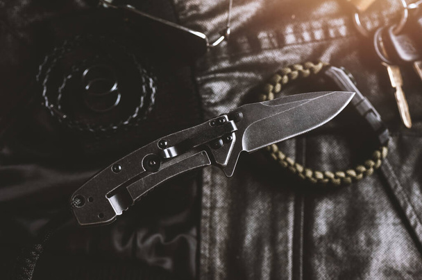 Taschenmesser aus Edelstahl mit Schwarzlackierung an Klinge und Griff - Foto, Bild