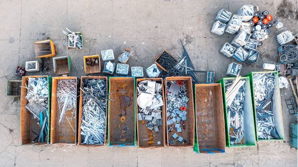 Containers vanaf een hoogte met verschillende soorten metaal, Sorteren op het opnieuw smelten van metaalproducten - Foto, afbeelding