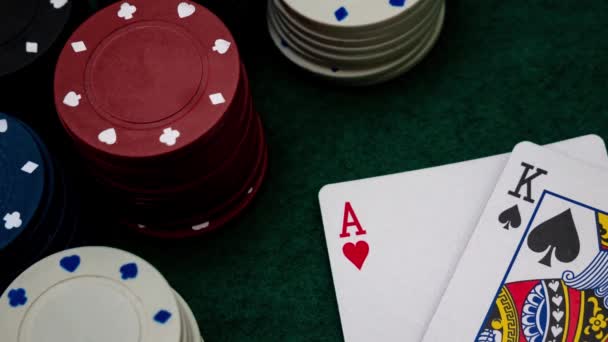 остановить движение анимации зеленый стол игры в покер с фишками для покера и королевский флеш показан на столе, вид сверху крупным планом - Кадры, видео