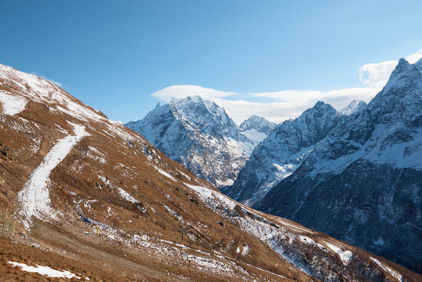Dombay, alpes, encostas cobertas de neve, a primeira neve nas montanhas, sol e bom tempo, estação de esqui de inverno - Foto, Imagem