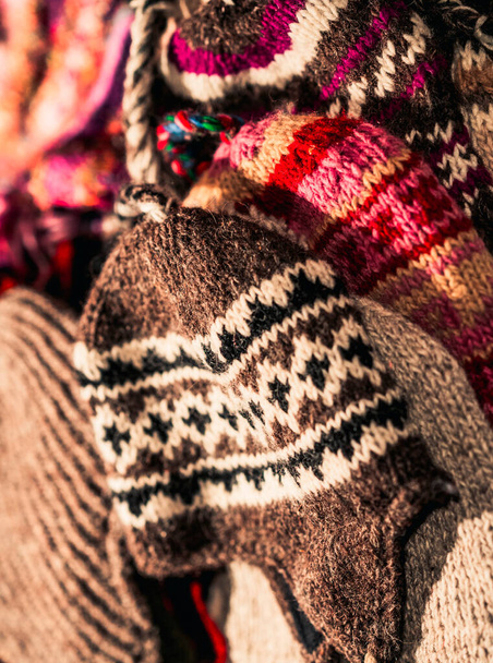 Chullo, sombrero andino con orejeras tejidas en lana alpaca indígena Perú Bolivia - Foto, imagen