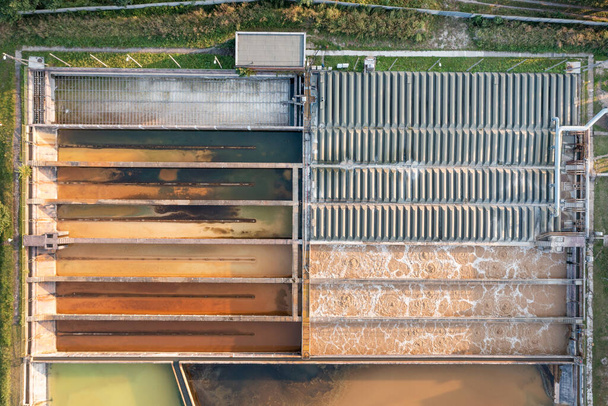 Vista aérea superior dos tanques de purificação da moderna estação de tratamento de águas residuais
 - Foto, Imagem