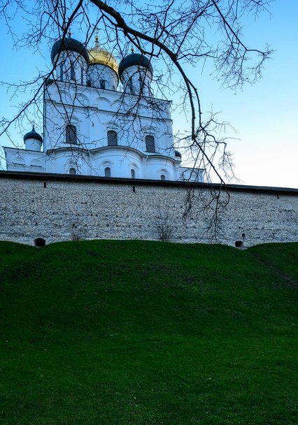 Catedral da Santíssima Trindade. Sítio histórico em Pskov. Pskov, muralha da fortaleza. Uma bela noite.. - Foto, Imagem