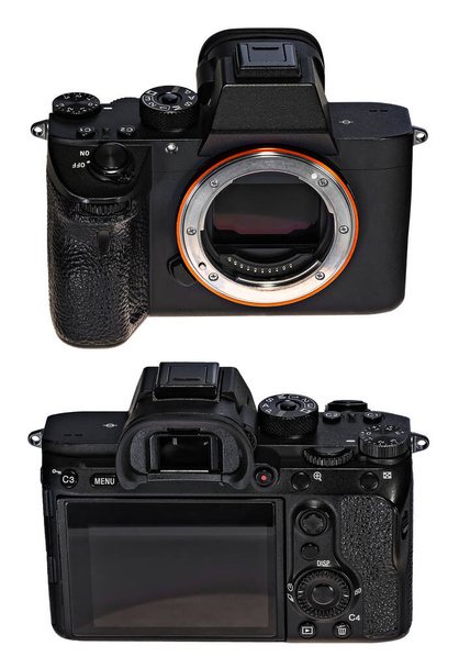 Voor- en achteraanzicht van een geïsoleerde zwarte kleur Japanse professionele Full-frame spiegelloze verwisselbare lens camera met een 35 mm formaat digitale sensor zichtbaar tegen een witte achtergrond. - Foto, afbeelding