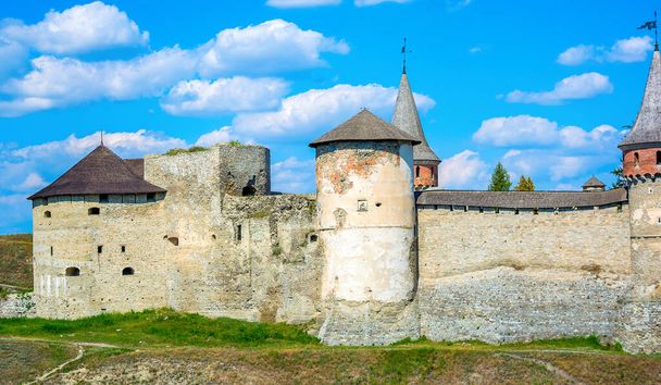 Foto do antigo castelo de pedra antiga com muitas torres hight em Kamyanets-Podilsky
 - Foto, Imagem