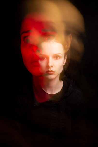 portrait d'art d'une fille à la peau blanche, lumière mixte - Photo, image