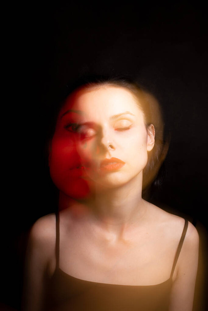 retrato de arte de uma menina com pele branca, luz mista - Foto, Imagem