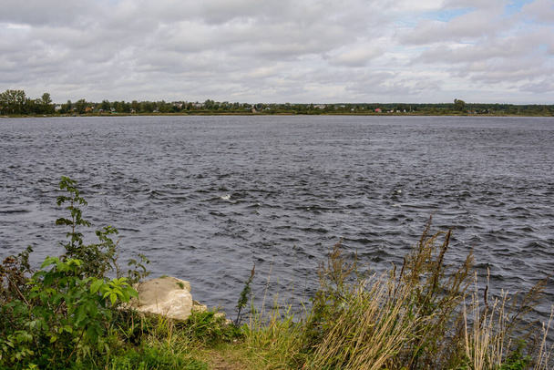 A nascente do rio Neva. nuvens cinzentas e pesadas. Lago Severo Ladoga. - Foto, Imagem