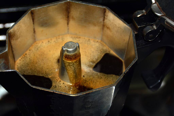 Détail du café renversé d'une machine à expresso italienne traditionnelle - Photo, image