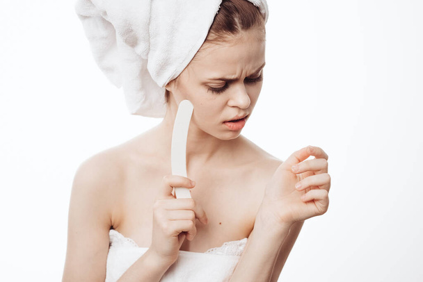 donna allegra con un asciugamano bianco sulla sua testa crema viso cura della pelle - Foto, immagini