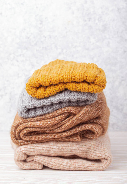 Hromada teplých pletených šatů - Fotografie, Obrázek
