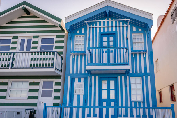 Hagyományos csíkos festett ház - Palheiros Costa Nova, Aveiro város, Portugália - Fotó, kép