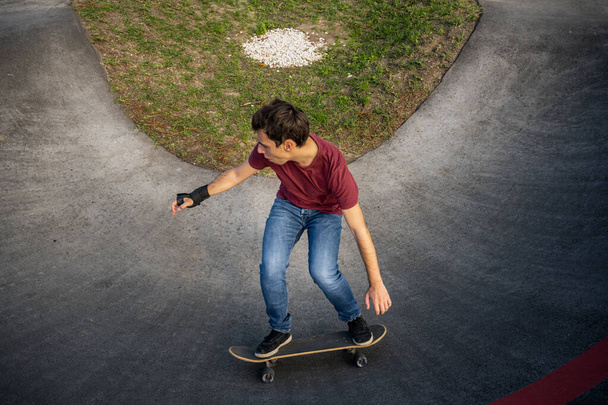 Skateboarder practice on a pump track park on a sunny day. - Zdjęcie, obraz