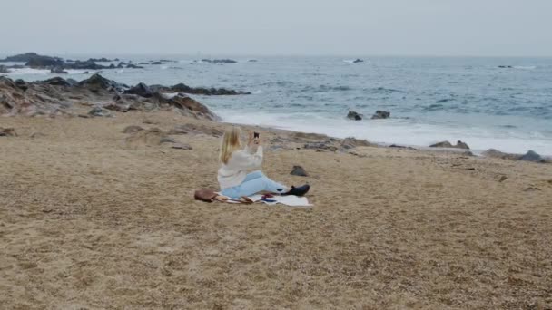 Vrouw heeft vrije dag op het strand - Video
