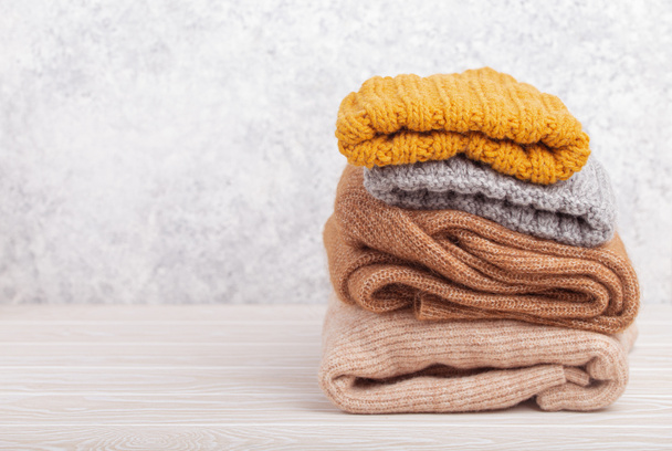 Mucchio di caldo maglia vestiti copia spazio - Foto, immagini