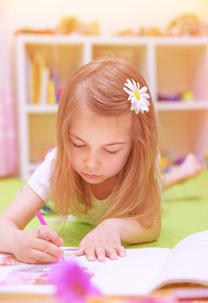 Little girl drawing at home - Fotoğraf, Görsel