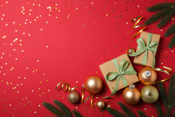 Joulukoristeet ja lahjat värillisellä taustalla ylhäältä - Valokuva, kuva