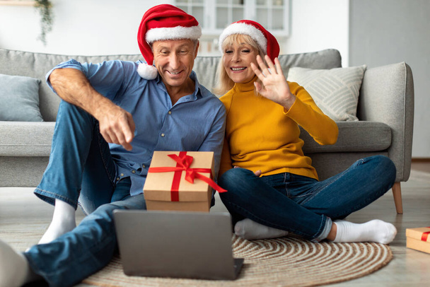 Senior Couple At Laptop Video Calling Celebrating Christmas Distantly Indoor - Fotografie, Obrázek