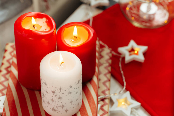 Red and white Christmas candles interior decoration - 写真・画像