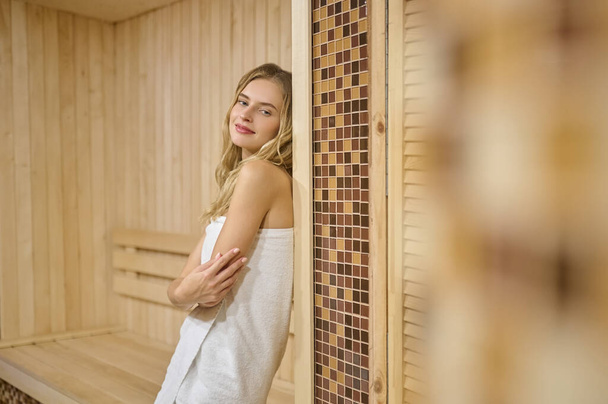 A byoung woman feeling relaxed in sauna - Fotoğraf, Görsel