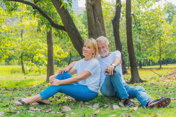 kaukázusi idős pár boldog együtt pihentető szabadban parkban nyáron - Fotó, kép