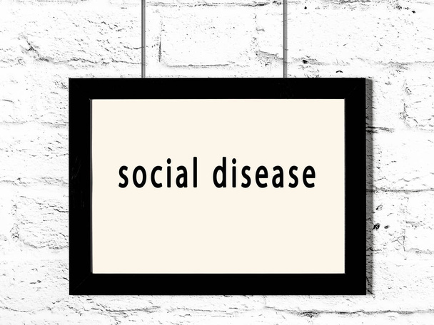 Musta puurunko kirjoitus sosiaalinen sairaus roikkuu valkoinen tiili seinään  - Valokuva, kuva