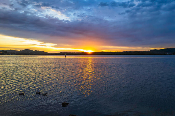 Nuage rempli ciel lever de soleil paysage aquatique à Woy Woy sur la côte centrale, NSW, Australie. - Photo, image