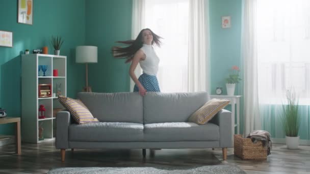 Mujer está bailando en apartamento - Imágenes, Vídeo