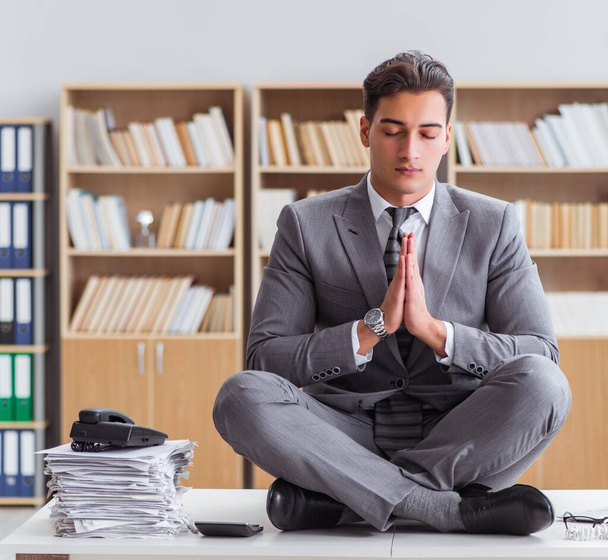 Schöne Meditation auf dem Bürotisch - Foto, Bild