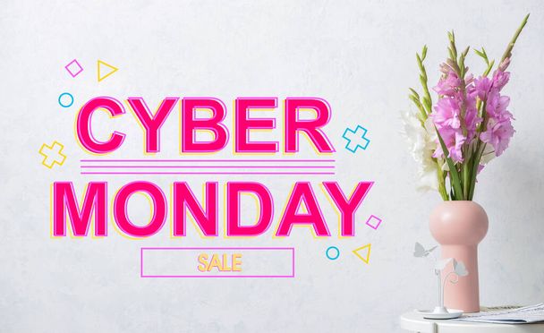 Ваза с красивыми цветами гладиолуса и текст CYBER понедельник Продажа на светлом фоне - Фото, изображение