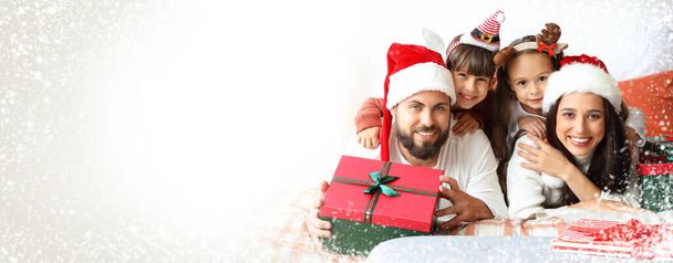 Família feliz com presentes de Natal em casa
 - Foto, Imagem